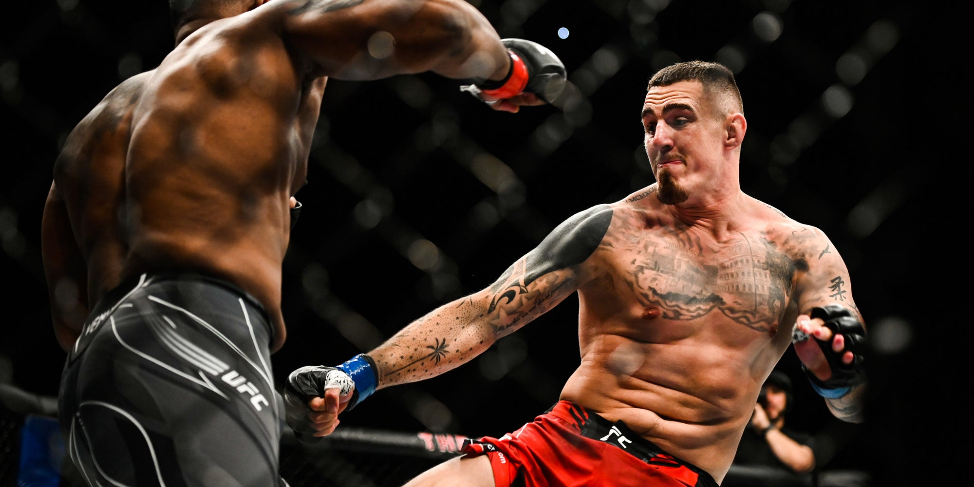 Tom Aspinall (gants bleus) lors de son dernier combat face à Curtis Blaydes, le 23 juillet 2022 à l'O2 Arena de Londres.