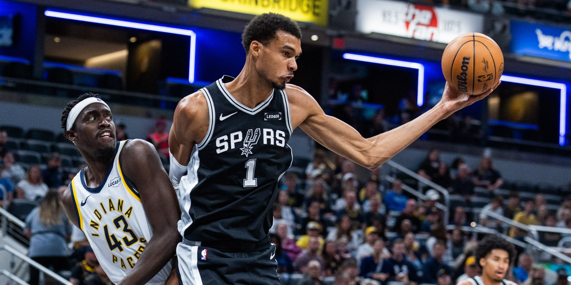 Pascal Siakam et Victor Wembanyama lors du match de présaison entre les Spurs et les Pacers, le 13 octobre 2025 au Gainbridge Fieldhouse d'Indianapolis (Indiana).
