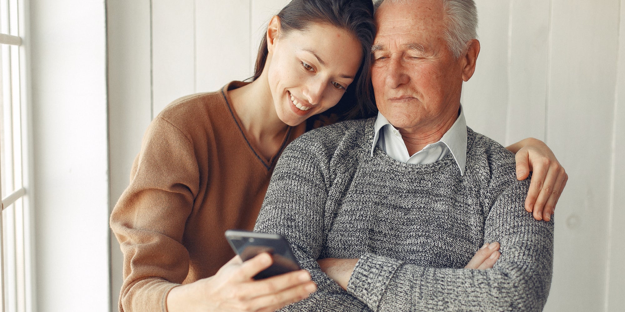 Si l'un de vos proches utilise encore un vieux téléphone, vérifiez sa compatibilité 4G/5G pour qu'il ne soit pas impacté par la fermeture des réseaux 2G/3G.