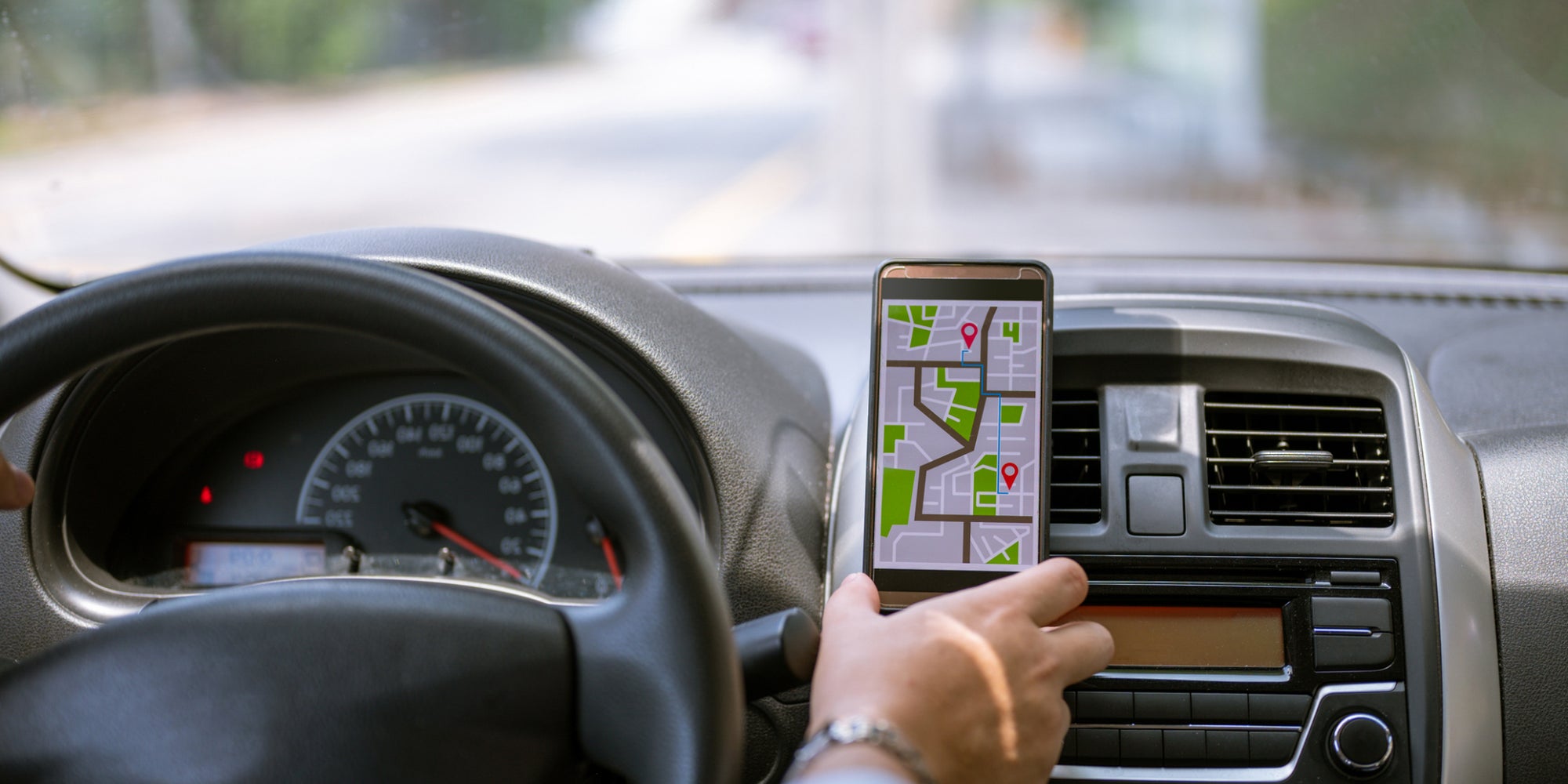 À l’heure des vacances d’été et des grands départs, voici les meilleures applications de navigation à utiliser sur votre smartphone.