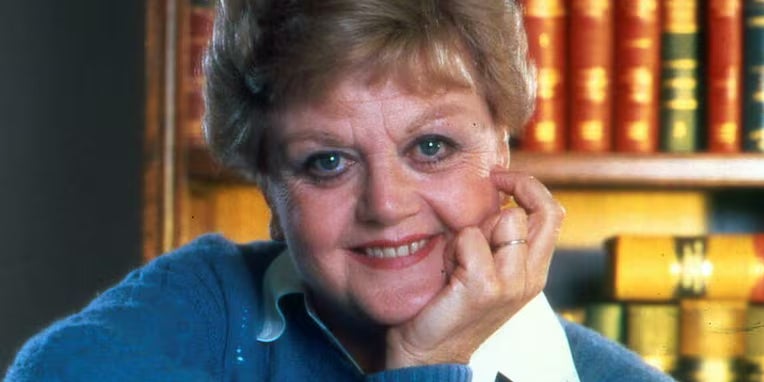 Jessica Fletcher, personnage principal de la série "Arabesque", interprétée par la regrettée Angela Lansbury (1925-2022).