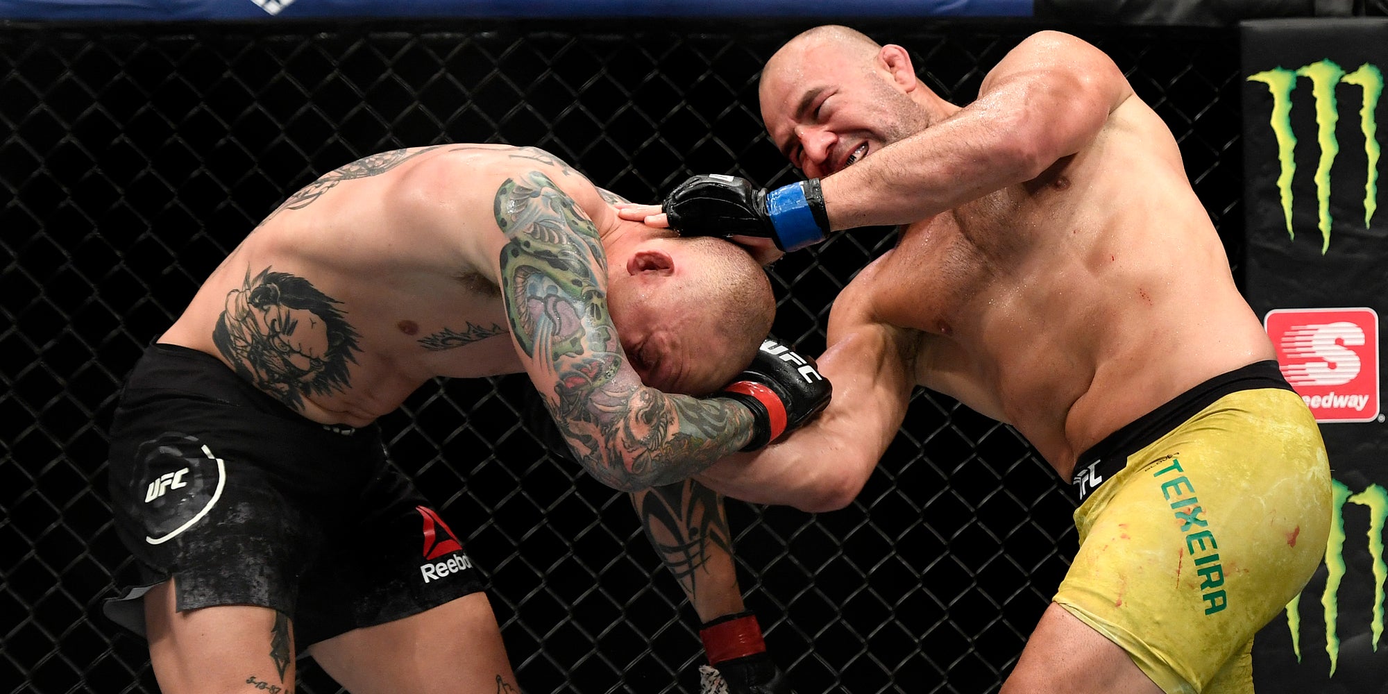 Glover Texiera (short jaune) contre Anthony Smith lors de l'UFC Fight Night du 13 mai 2020