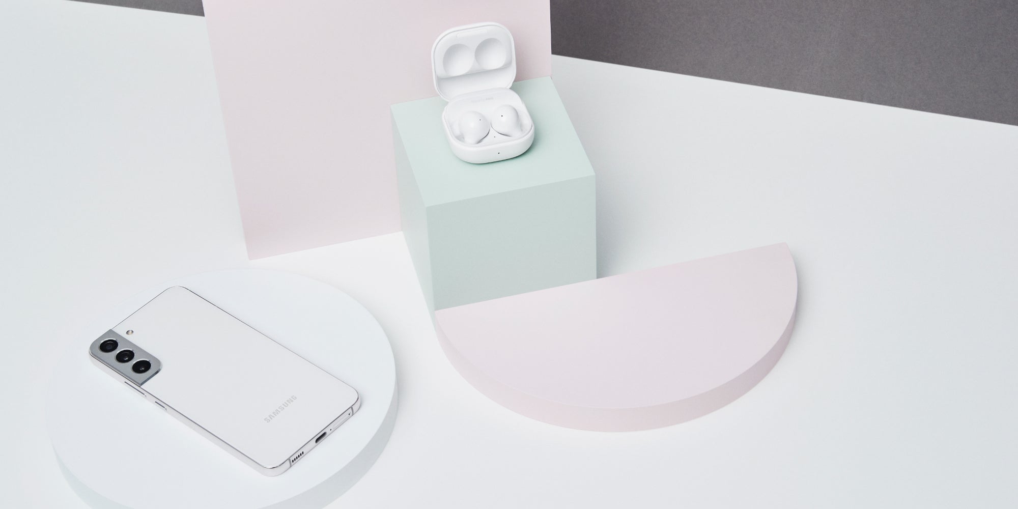 Pour tout achat d'un Galaxy S22 ou Galaxy S22+, vous aurez en ce moment jusqu'à 100 euros remboursés sur des accessoires Samsung, comme les Galaxy Buds2.