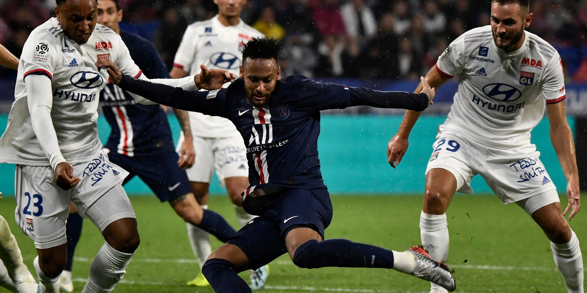 Neymar inscrit le but de la victoire (1-0) à Lyon, le dimanche 22 septembre.