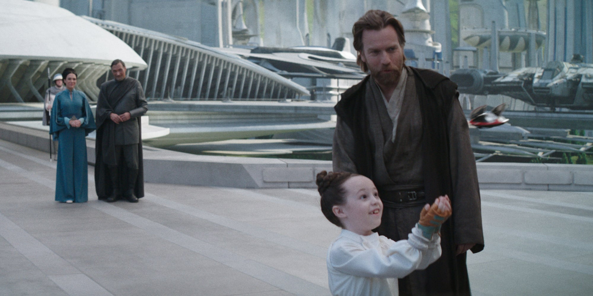 Obi-Wan Kenobi (Ewan McGregor) avec Leia Organa (Vivien Lyra Blair) dans la série Disney+