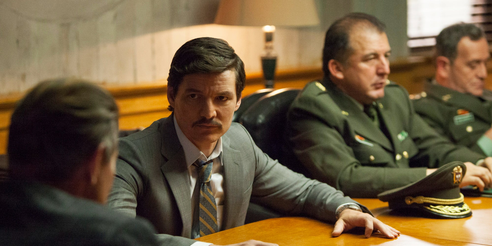 Pedro Pascal jouant le rôle de l'agent Javier Peña dans la série ''Narcos'' de Netflix