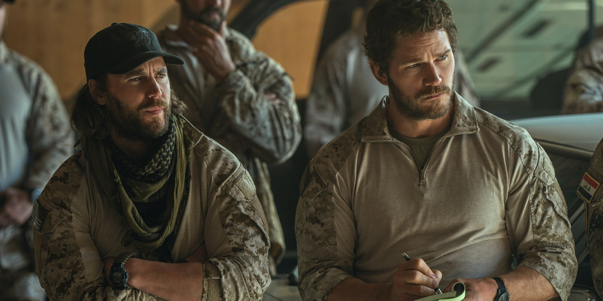 Taylor Kitsch et Chris Pratt dans ''The Terminal List : Dark Wolf''.