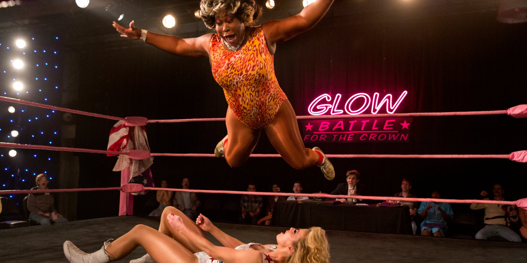 La série de Netflix GLOW permet de découvrir une formidable bande de catcheuses