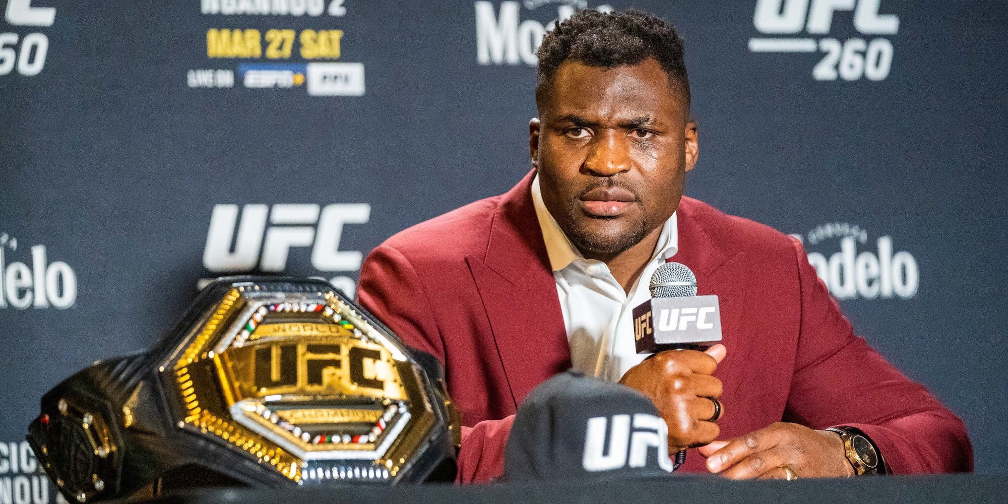 Francis Ngannou lors de sa conférence de presse avant son combat contre Stipe Miocic à l'UFC 260, le 27 mars 2021 à Las Vegas, Nevada