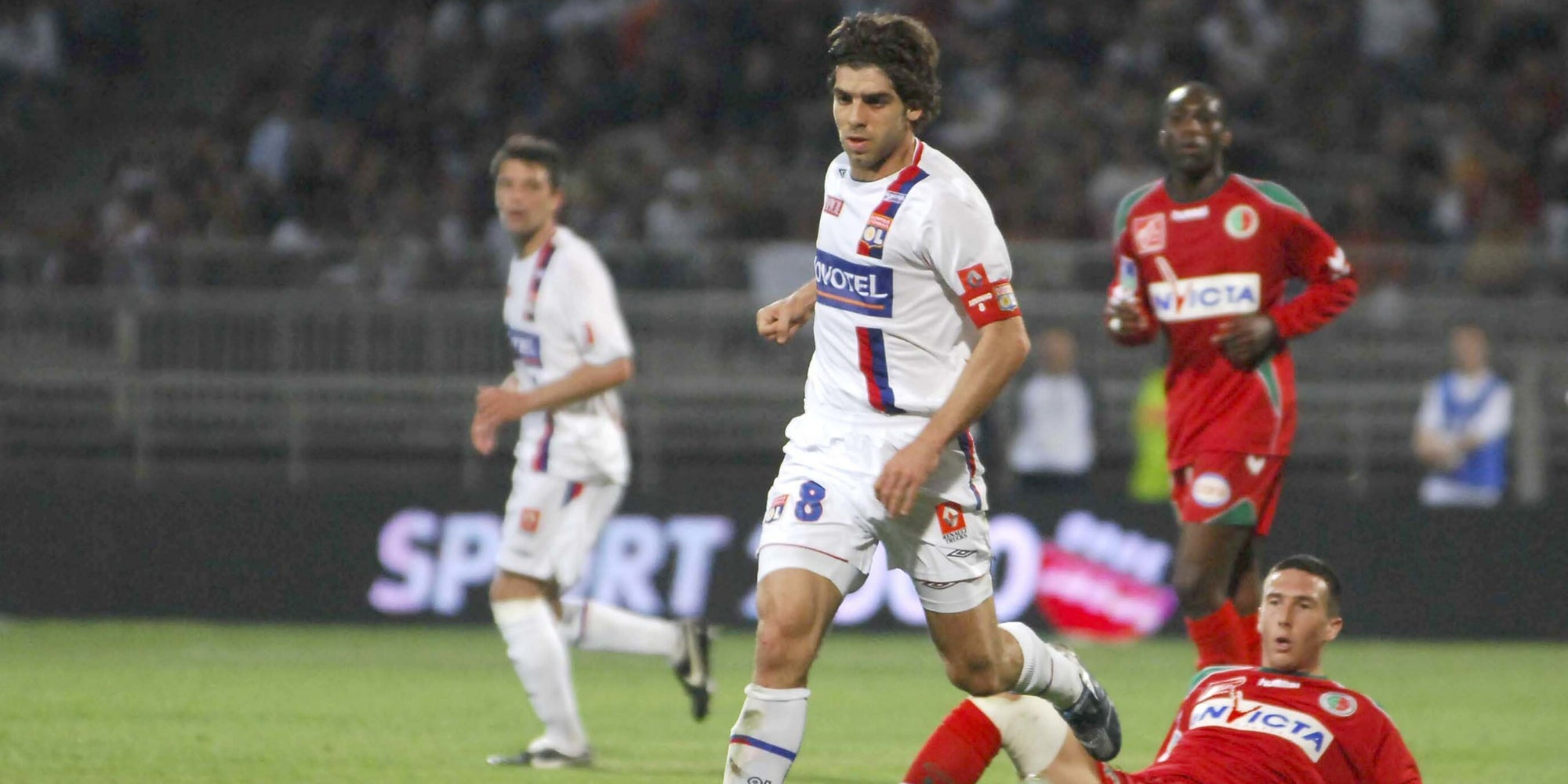 Le capitaine de l'OL Juninho à l'œuvre face à Sedan, lors de la 32e journée de Ligue 1, le 15 avril 2007.