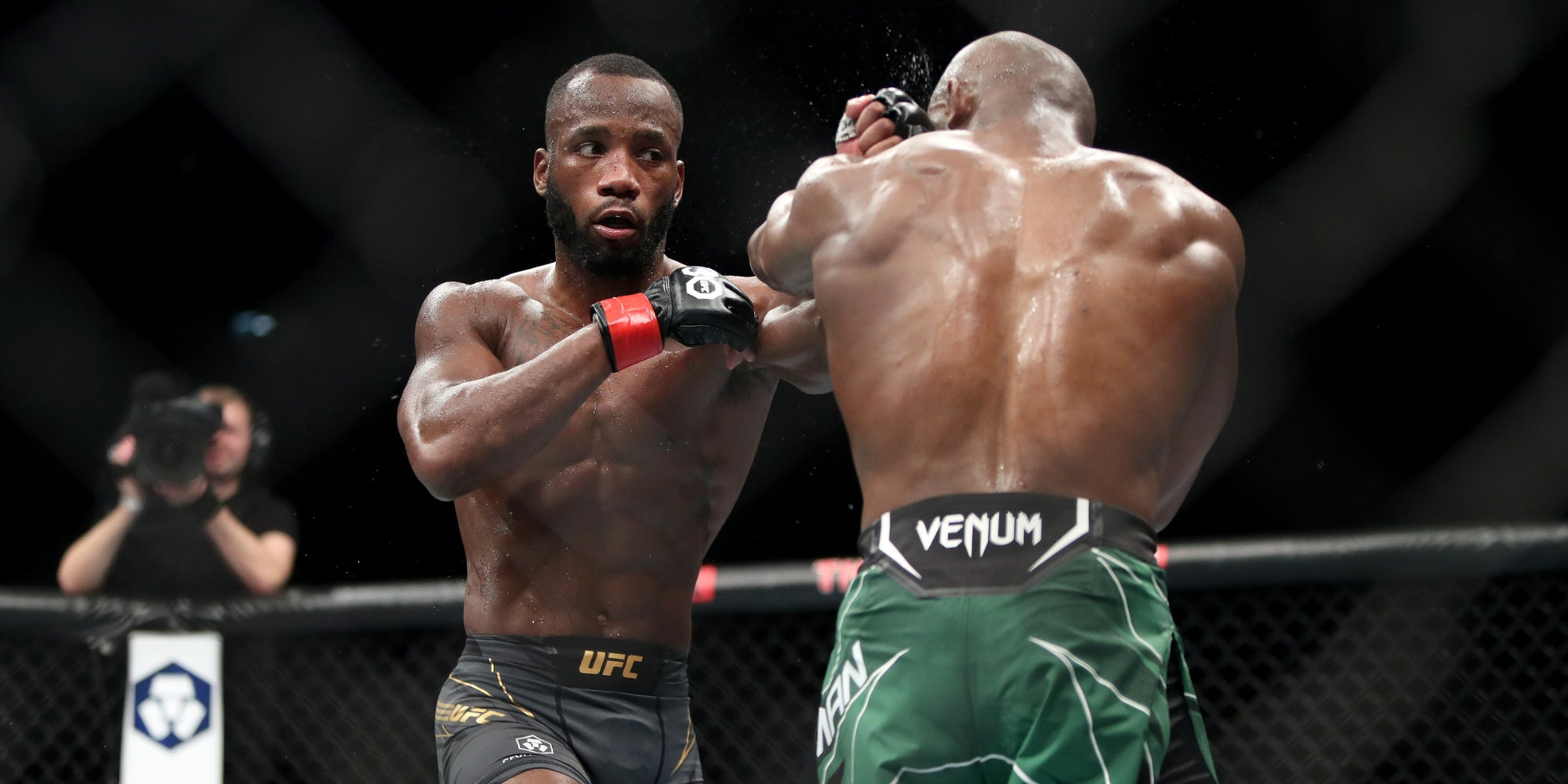 Leon Edwards face à Kamaru Usman lors de l’UFC 286, le 18 mars 2023 à l’O2 Arena (Londres).