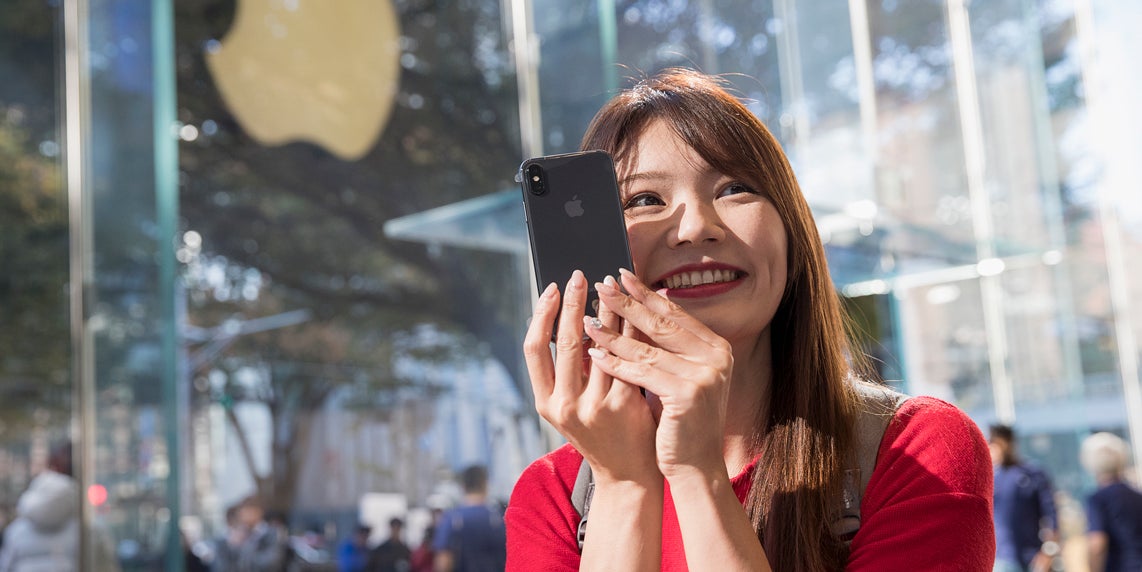 Le nouvel iPhone X, smartphone d’Apple, mis à disposition des nombreux fans de la marque, à Tokyo au Japon, en 2017.