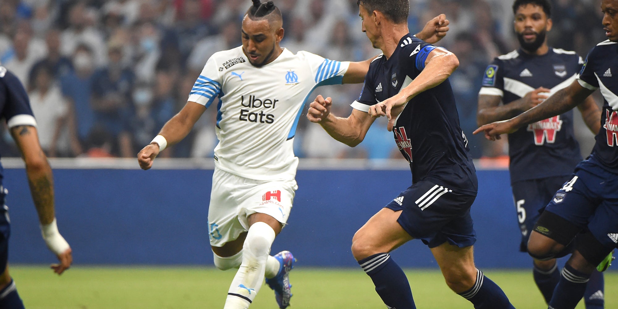 Les joueurs de l'OM et Bordeaux à la lutte lors du match de la 2e journée e Ligue 1 2021-22, le 15 août au Stade Vélodrome, Marseille