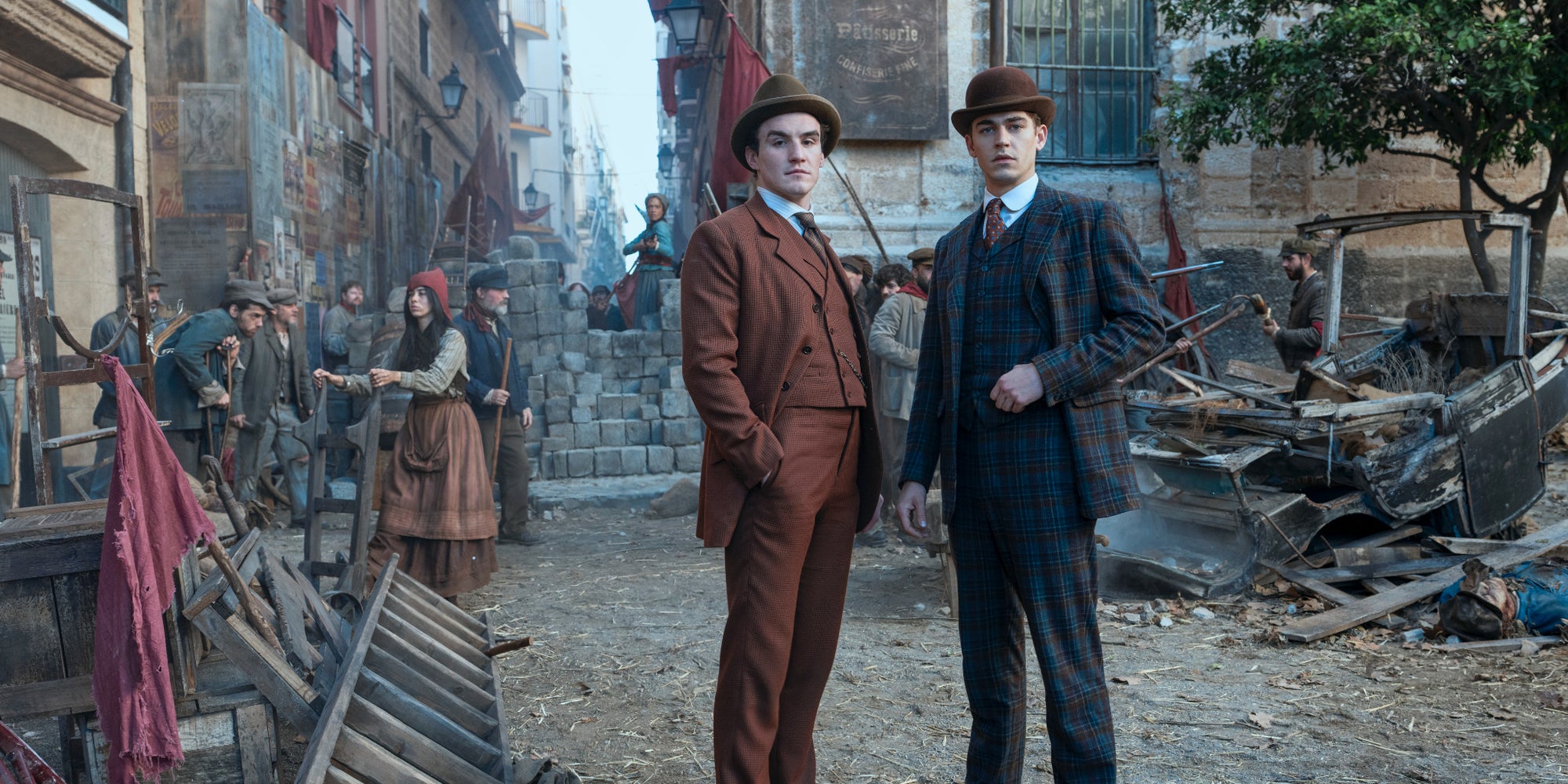 Dónal Finn (James Moriarty) et Hero Fiennes Tiffin (Sherlock Holmes) dans la série ''Young Sherlock'', à découvrir courant 2026 sur Prime Video.