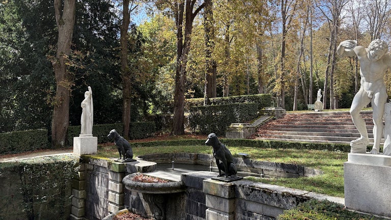 Le Bassin aux chiens du Domaine de Saint-Cloud. Le Bassin aux chiens du Domaine de Saint-Cloud.