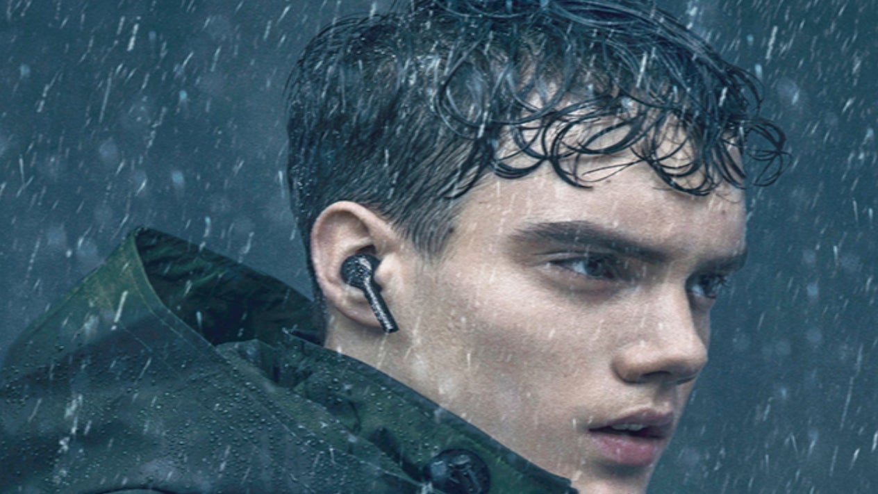 Les Huawei FreeBuds Lite sont totalement waterproof, comme le montre cette photo, et en promo chez SFR