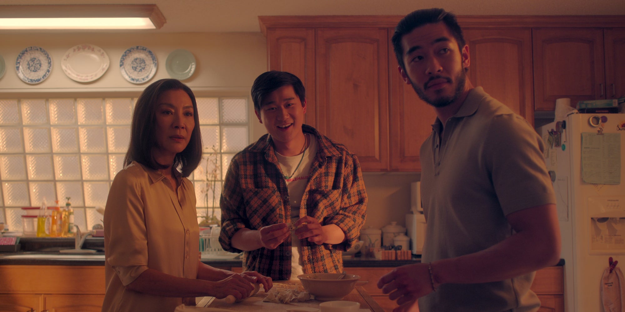 Michelle Yeoh, Sam Song Li et Justin Chien dans la nouvelle série ''Les Frères Sun'', disponible sur Netflix.