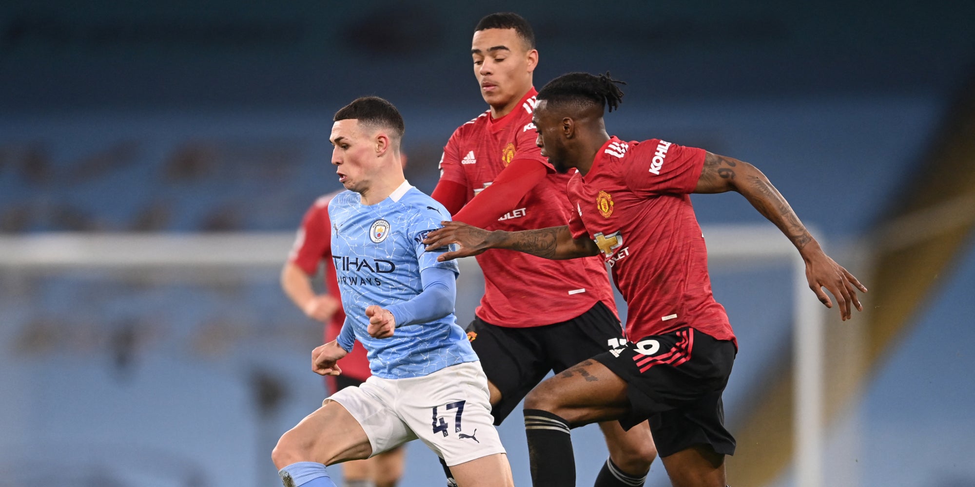 Phil Foden de Manchester City face à Mason Greenwood et Aaron Wan-Bissaka de Manchester United, lors du dernier derby à l'Etihad Stadium, le 7 mars 2021.