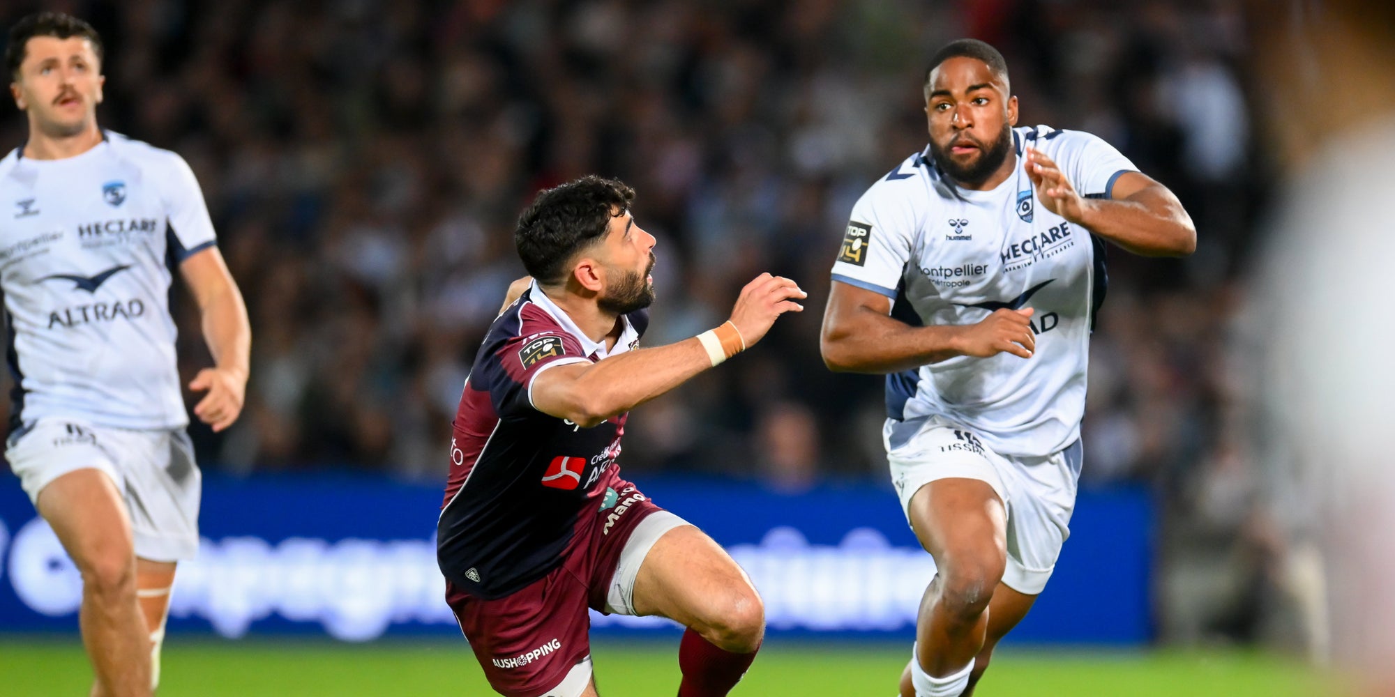 Romain Buros de l'Union Bordeaux Bègles face à Lennox Anyanwu de Montpellier, lors du match de Top 14 au stade Chaban Delmas, le 25 avril 2026.