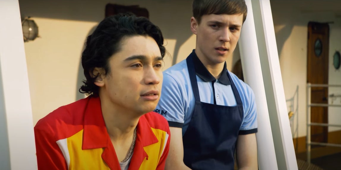 Prêt à tout pour comprendre la disparition de sa sœur, Jamie (à droite) s'infiltre à bord du Sacramentum pour une croisière pas comme les autres.