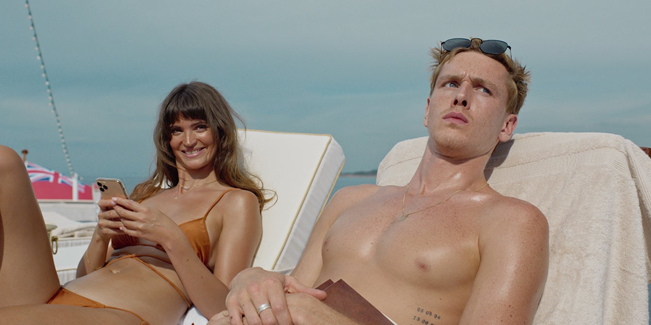 Charlbi Dean Kriek et Harris Dickinson interprètent un couple de mannequins et influenceurs dans le film Sans filtre, Palme d'or 2022.