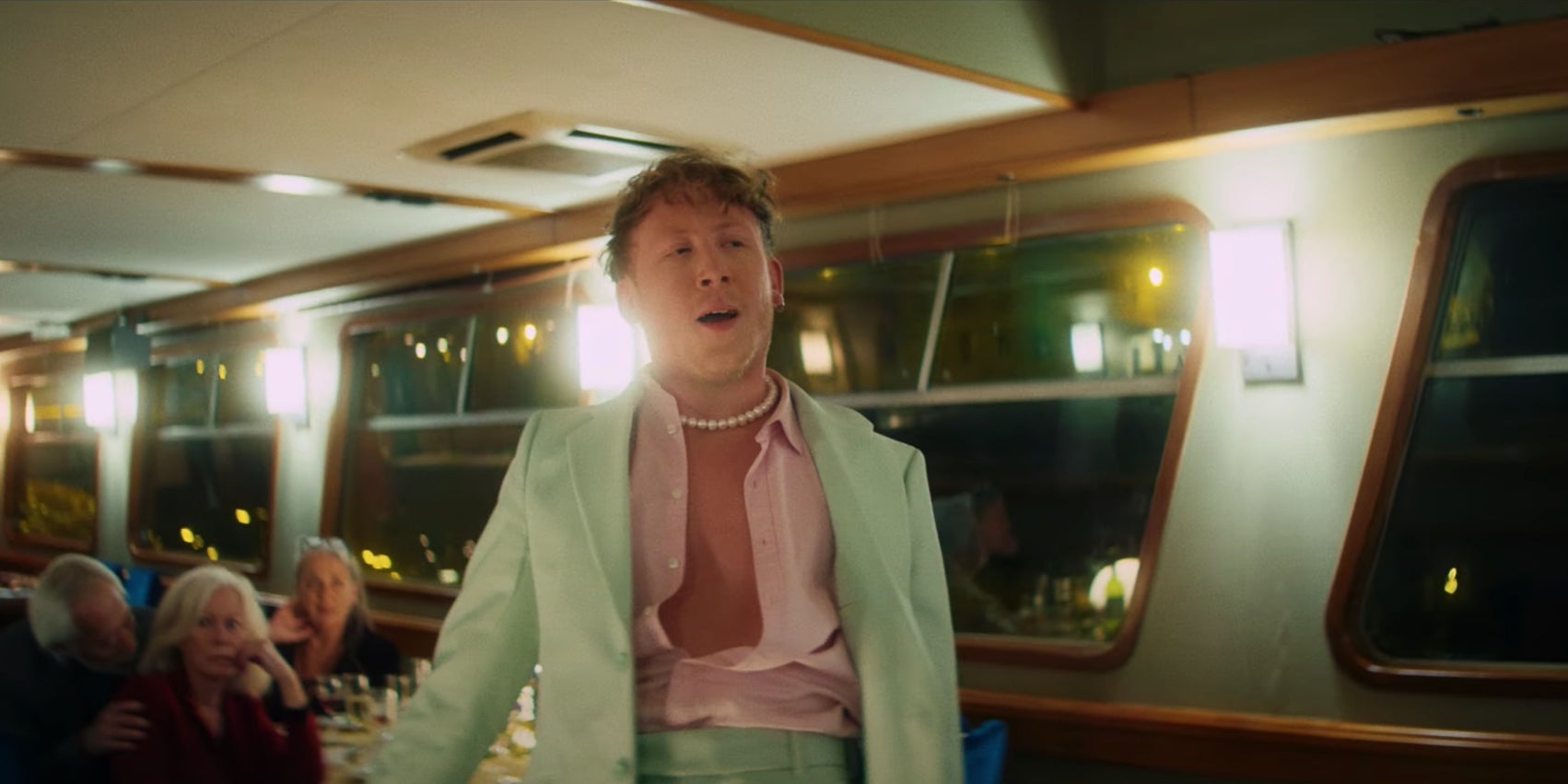 Eddy de Pretto revient très en forme dans "Bateaux-Mouches", son nouveau clip (capture).