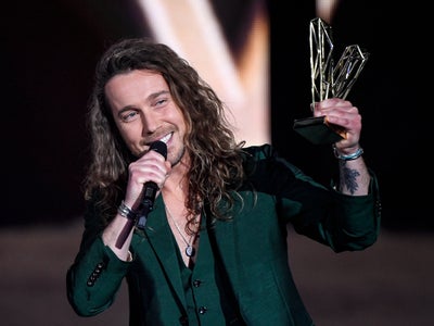 Julien Doré revient en Imposteur avec un album de reprises