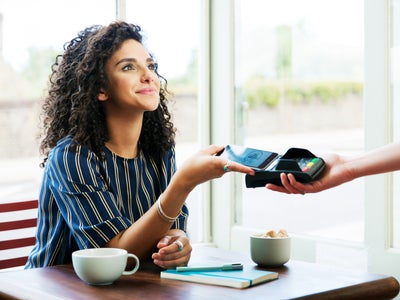 Payer avec un iPhone : il ne sera plus obligatoire de passer par Apple Pay