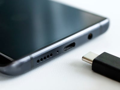 Comment nettoyer le port de recharge de son smartphone ?