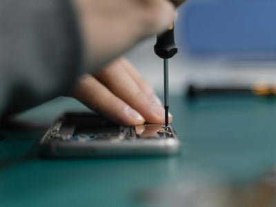 En 2027, changer soi-même sa batterie de téléphone deviendra un droit