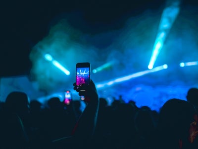 Attention, les lasers de concerts et festivals peuvent endommager votre appareil photo