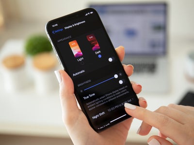 Pourquoi faut-il passer au dark mode sur smartphone ?