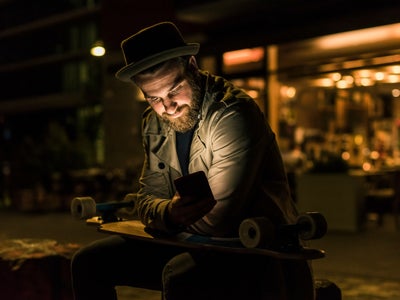 Smartphone : le mode sombre est-il vraiment bon pour nos yeux ?