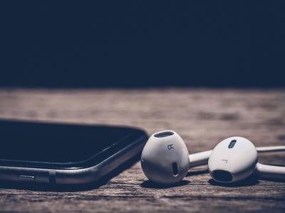 Ça y est, les écouteurs (aussi) disparaissent des boîtes de smartphones