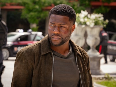 En plein vol : le film Netflix qui réunit Kevin Hart, Ùrsula Corberó et Jean Reno