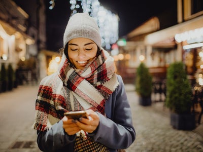 Smartphone, casque VR, écouteurs... les bons plans de Noël continuent chez SFR