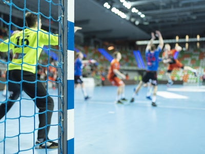 Pourquoi prononce-t-on “handball” et pas “handbole” ?