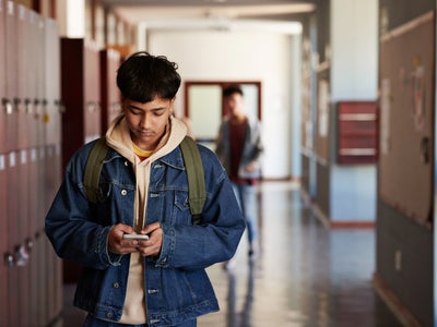 Rentrée 2025 : du changement à venir pour l’usage du smartphone au collège