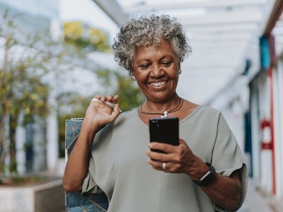 Le smartphone apporterait plus de bienfaits aux seniors qu'on ne le pense