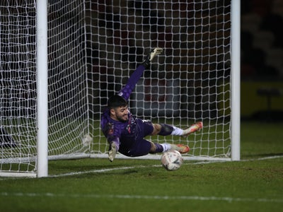 Ce gardien anglais marque un but et bat un record mondial