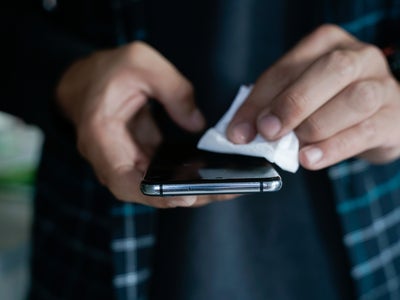 Coque, écouteurs, montre connectée… comment les nettoyer quand ils collent ?