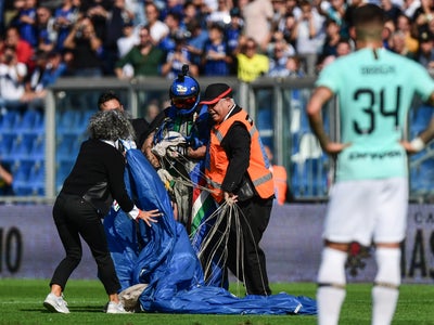 Un match de Serie A en Italie interrompu par... un parachutiste