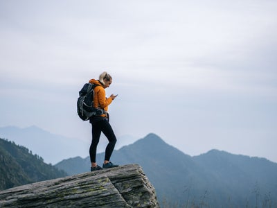 Insolite : une randonneuse sauvée par le SOS d'urgence de son iPhone 14