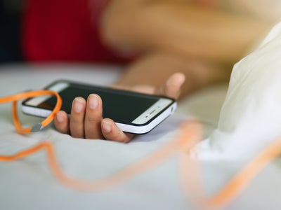 Charger son smartphone sur le lit ou le canapé : attention danger !