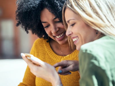 SFR et Emmaüs Connect luttent depuis 10 ans contre l’exclusion numérique