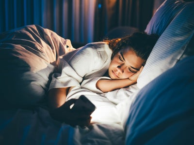 Le mode nuit sur les smartphones est-il vraiment si efficace pour notre sommeil ?