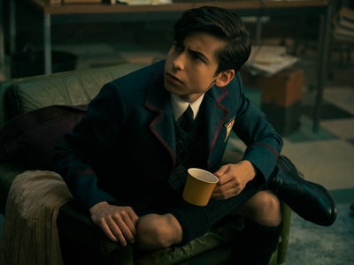 Umbrella Academy : pourquoi Cinq porte toujours la même tenue ?