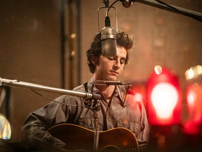 Un Parfait Inconnu : retour dans les années 1960 avec Timothée Chalamet dans la peau de Bob Dylan