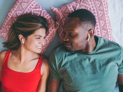 Comment connecter deux paires d'écouteurs sans fil sur un smartphone ?