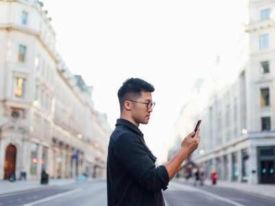 Cette ville française veut interdire les smartphones dans la rue
